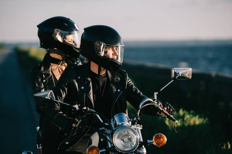 leyes sobre el uso de cascos de motocicleta en california