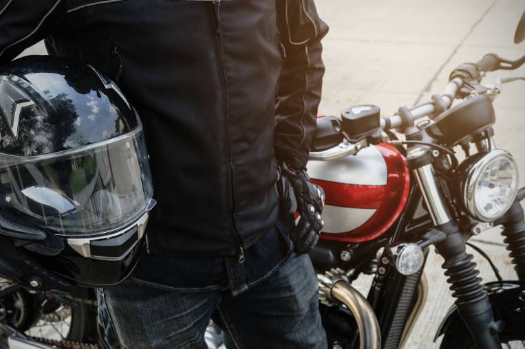 leyes sobre el uso de cascos de motocicleta en california